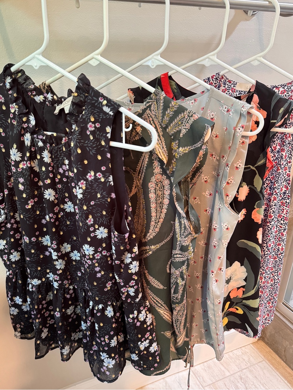 🌸 LOFT Sleeveless Blouse Bundle – 5 Pieces – Size S – Floral 🌸